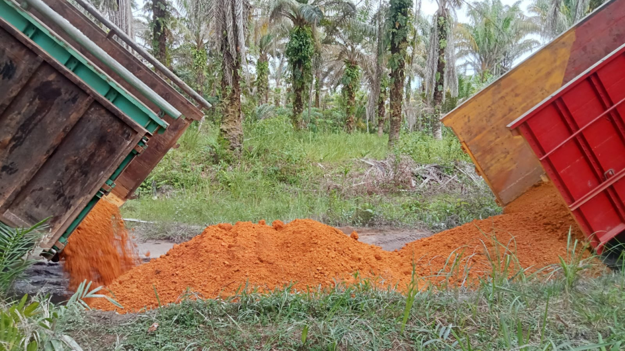 Perbaikan Jalan Menggunakan Dana Swadaya Masyarakat Desa Kepuluk
