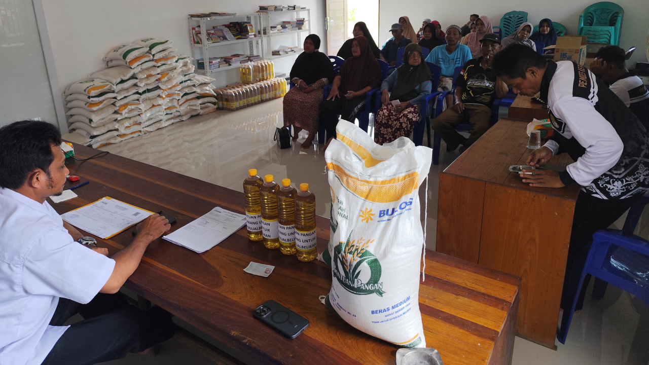 Bantuan Pangan Beras & Minyak Goreng Sukses di Desa Kepuluk