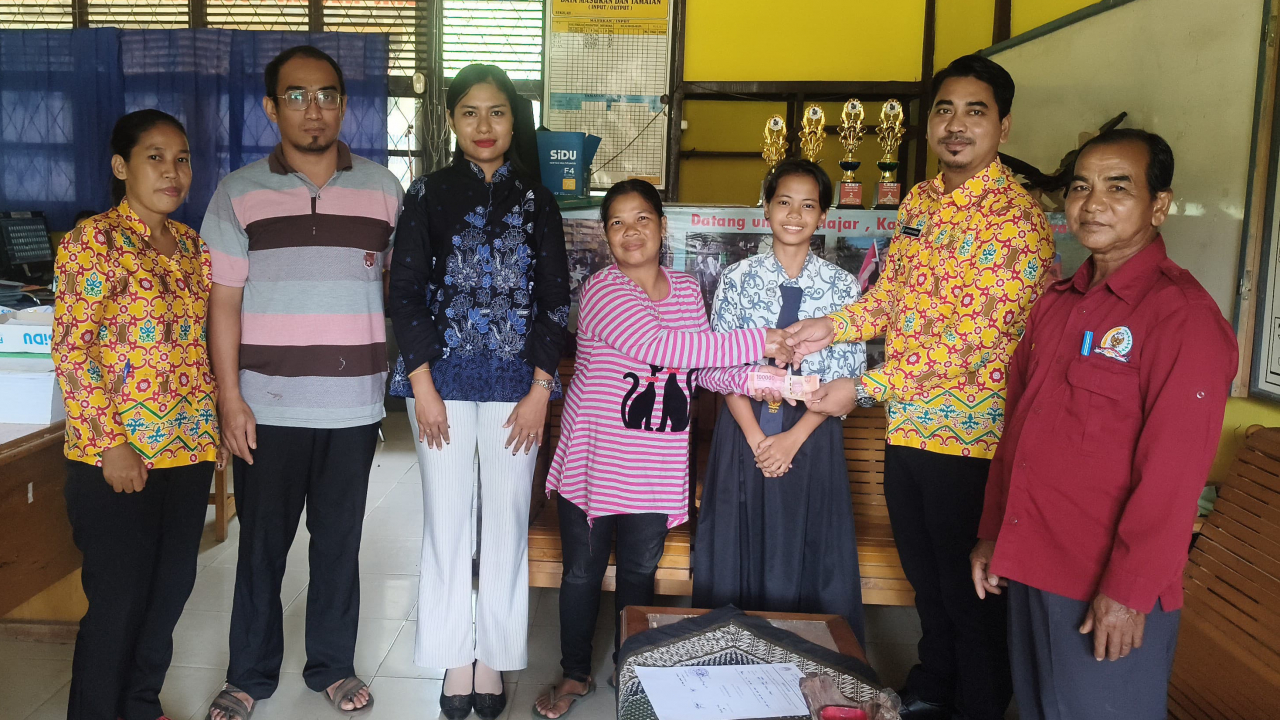 Penyaluran Dana Beasiswa oleh Pemerintahan desa Sungai Melayu
