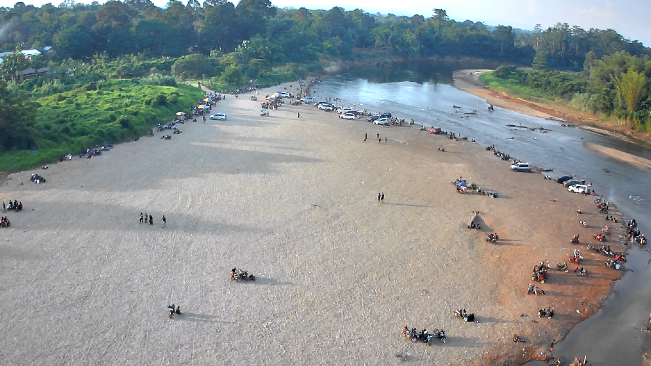 ''Pantai wisata Karangan Musiman''