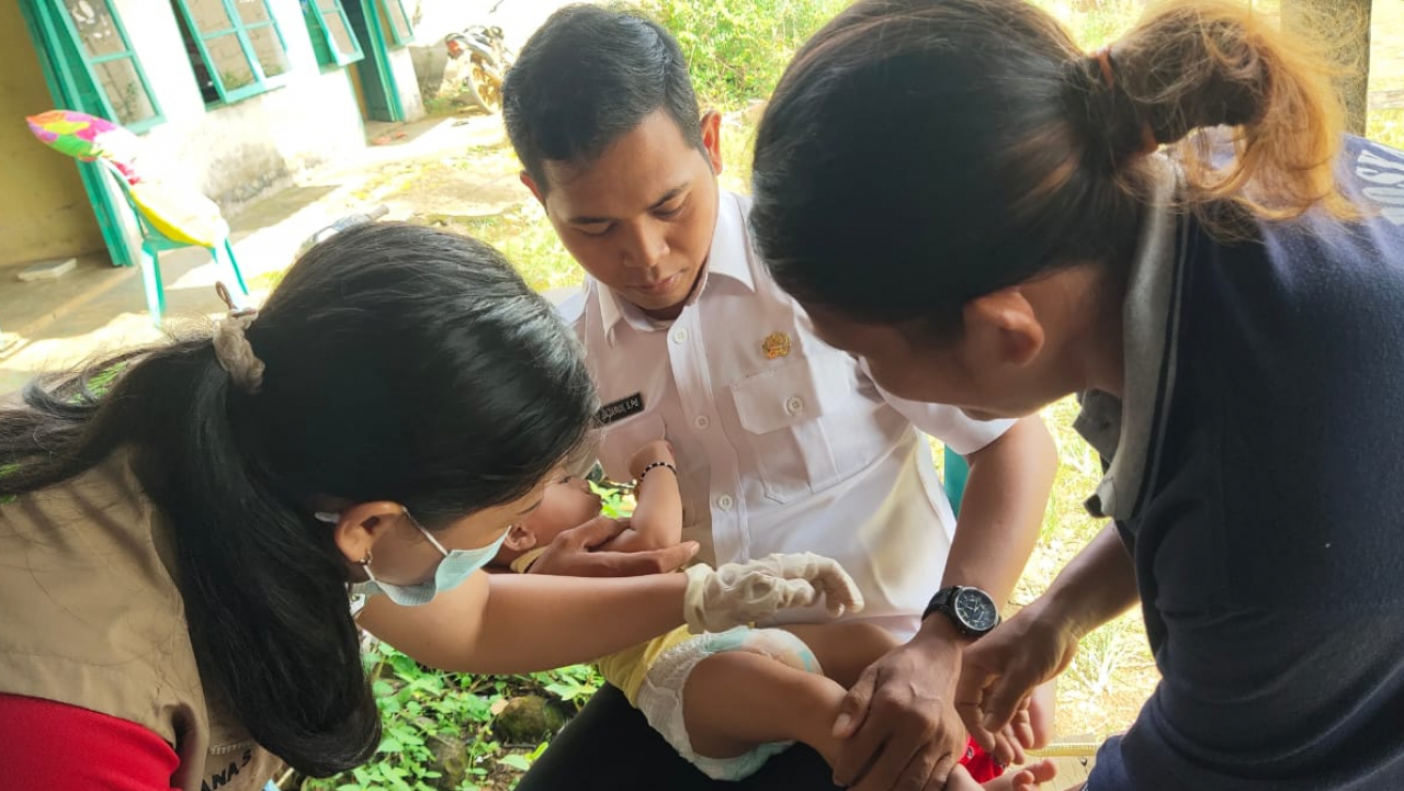 KUNJUNGI POSYANDU MELAYANG, KADES SAHAN AJAK MASYARAKAT RUTIN CEK KESEHATAN ANAK KE POSYANDU