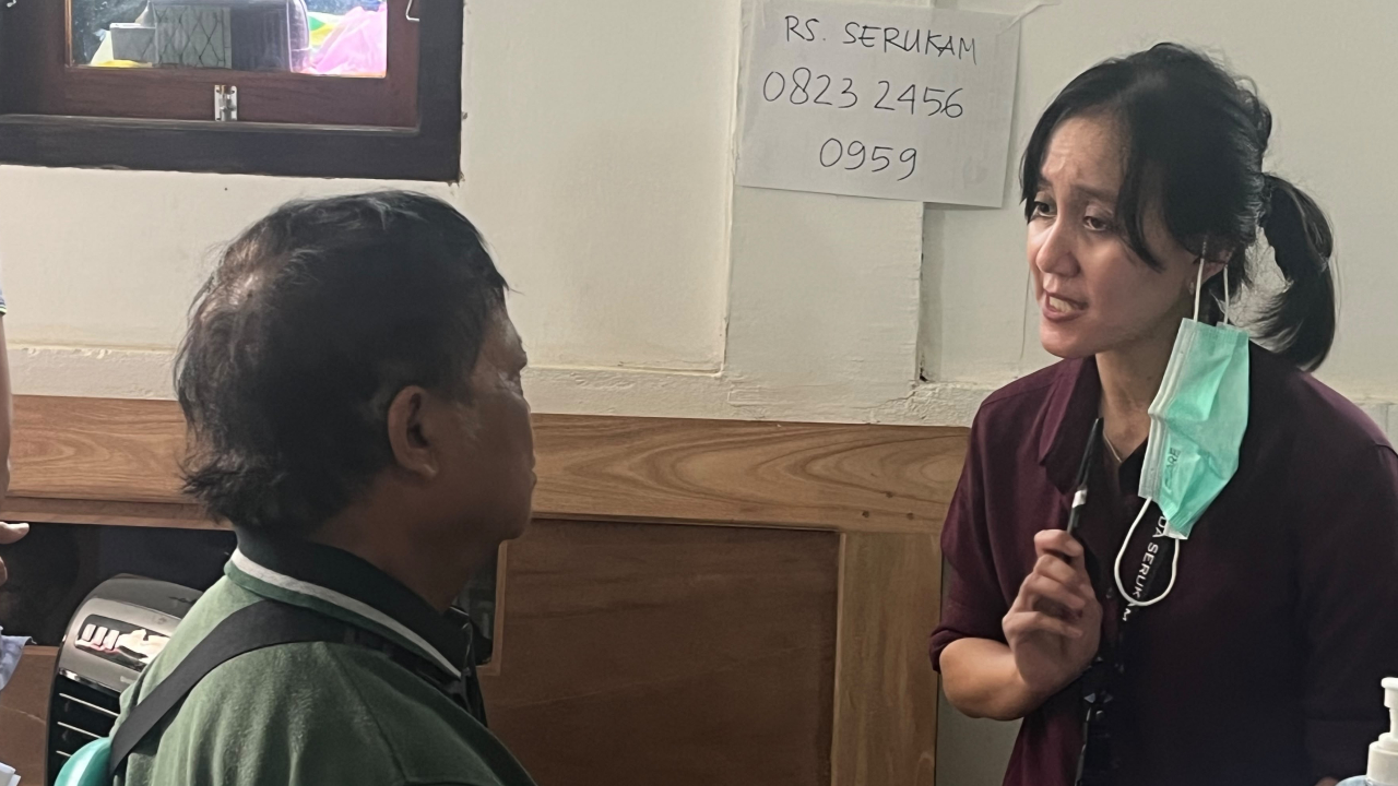Aksi Peduli RS. Bethesda Serukam Melayani Pemeriksaan Mata Di Kantor Desa Sahan Kecamatan Seluas Kabupaten Bengkayang