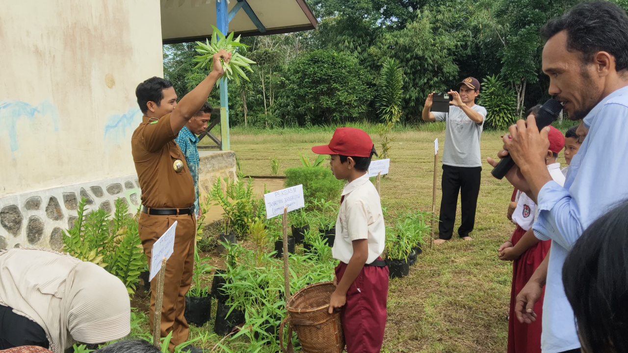 Kunjungi SDN 03 Melayang Kades Sahan Panen Sayur Program Proyek Penguatan Profil Pelajar Pancasila ( P5 )