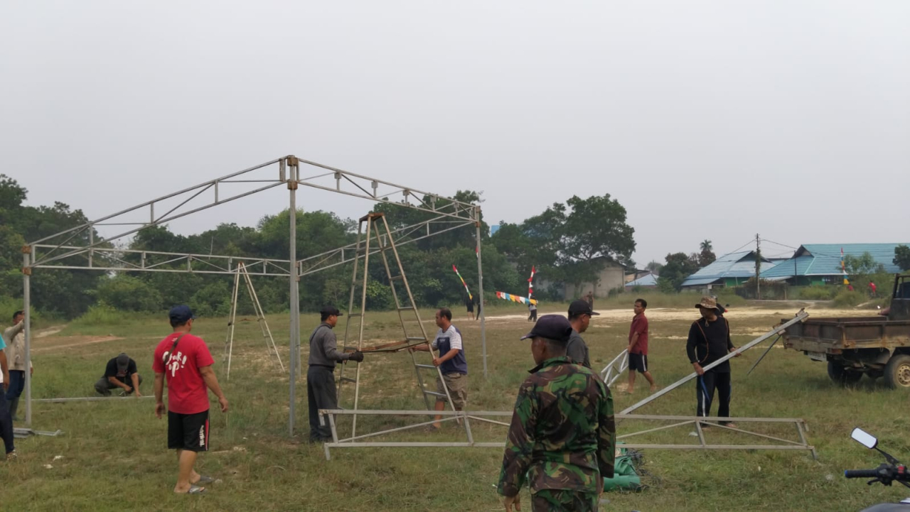 GOTONG ROYONG PEMBUATAN PENTAS HUT RI 81 TAHUN 2026 DESA HILIR KANTOR KECAMATAN NGABANG KABUPATEN LANDAK