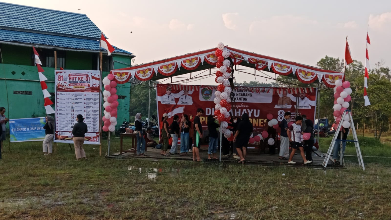 GOTONG ROYONG PEMBUATAN PENTAS HUT RI 81 TAHUN 2026 DESA HILIR KANTOR KECAMATAN NGABANG KABUPATEN LANDAK BERSAMA MAHASISWA KKM FISIP UNTAN PONTIANAK