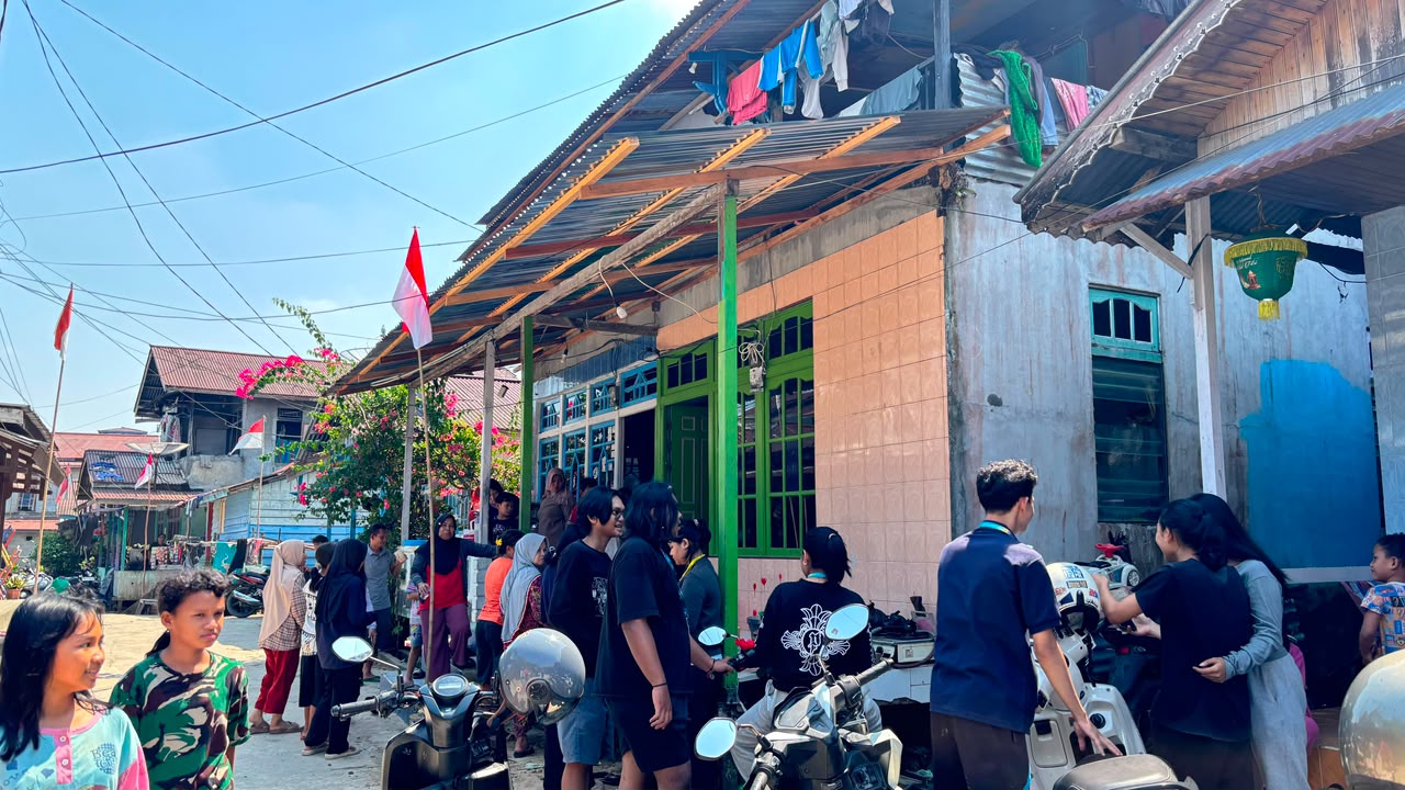 Gotong Royong Warga Dusun Hilir Kantor Desa Hilir Kantor Bersama Mahasiswa KKM FISIP UNTAN Pontianak