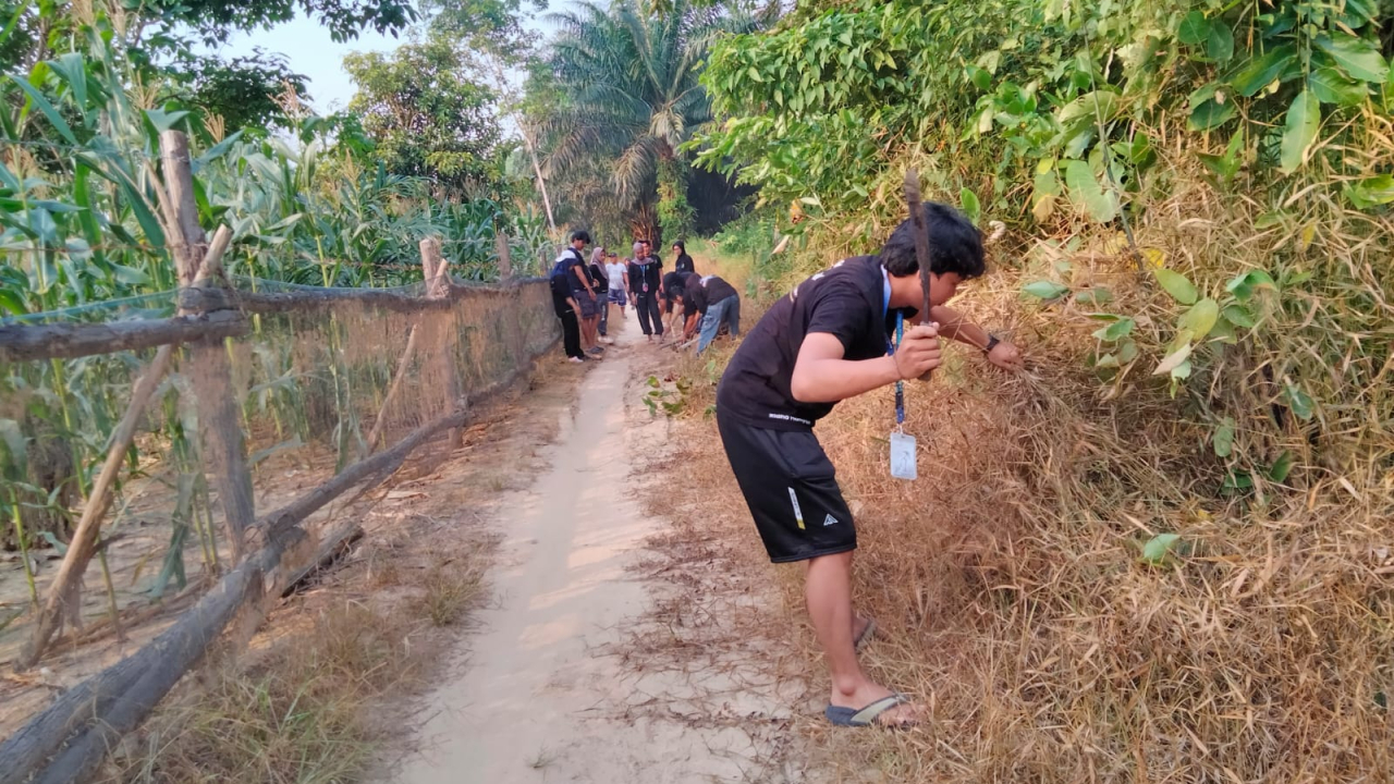 Kegiatan Gotong Royong Warga Tanjung Bersama Mahasiswa KKM FISIP UNTAN Pontianak  di Dusun Tanjung Desa Hilir Kantor Kecamatan Ngabang Kabupaten Landak