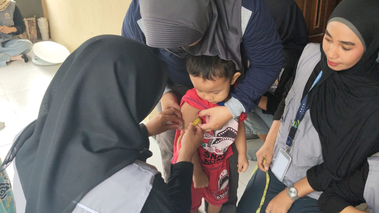 Kegiatan Posyandu Kenanga Bersama Mahasiswa KKM FISIP UNTAN Pontianak  di Dusun Sungai Buluh Desa Hilir Kantor Kecamatan Ngabang Kabupaten Landak