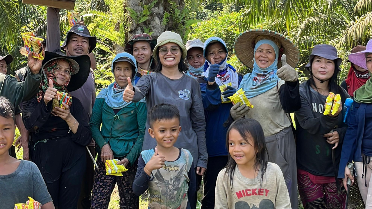 Gotong Royong Bersihkan Sungai dan Lestarikan Budaya Nanggok di Desa Tempoak