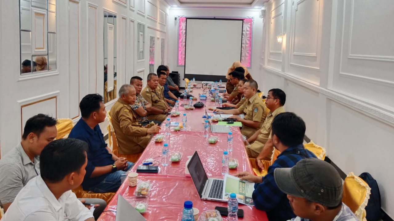 Rapat Pembahasan Pengelolaan Limbah Pabrik di oleh Dinas Lingkungan Hidup bersamaPT.Ruai Mill dan Pemerintah Desa