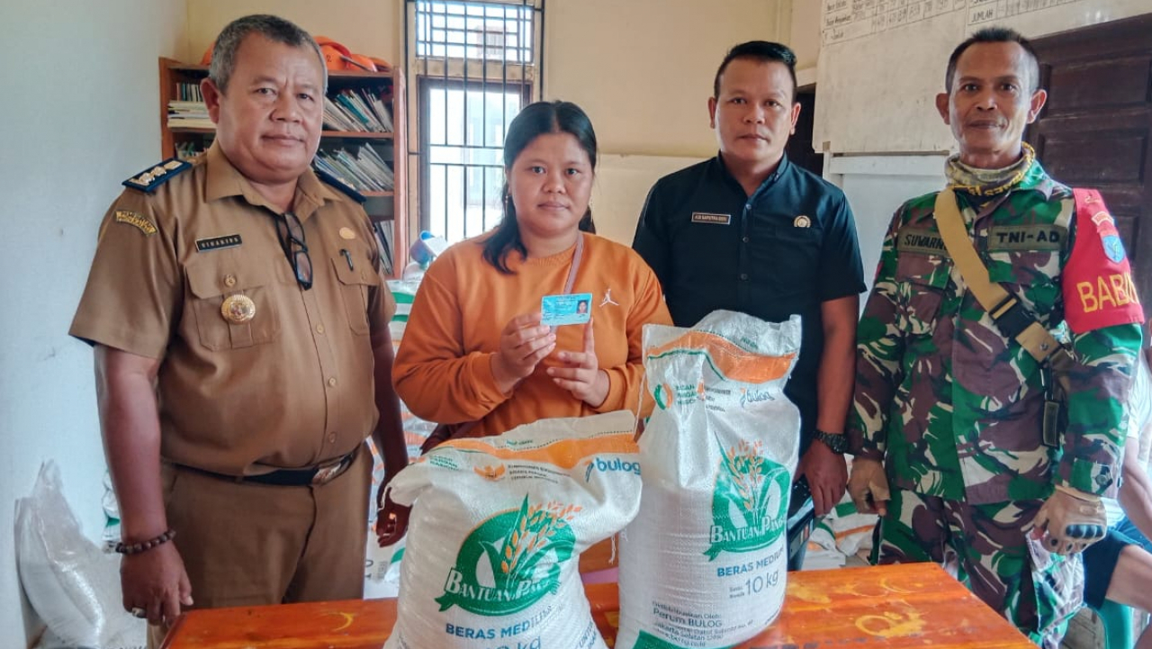 Pembagian Beras Bantuan Pangan di Desa Permiit