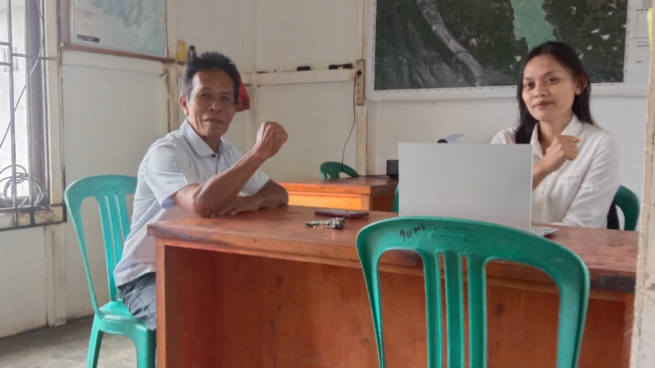 Rabu Piket di Desa Permiit: Kritin Yuliana dan Tagas Bertugas Melayani Masyarakat
