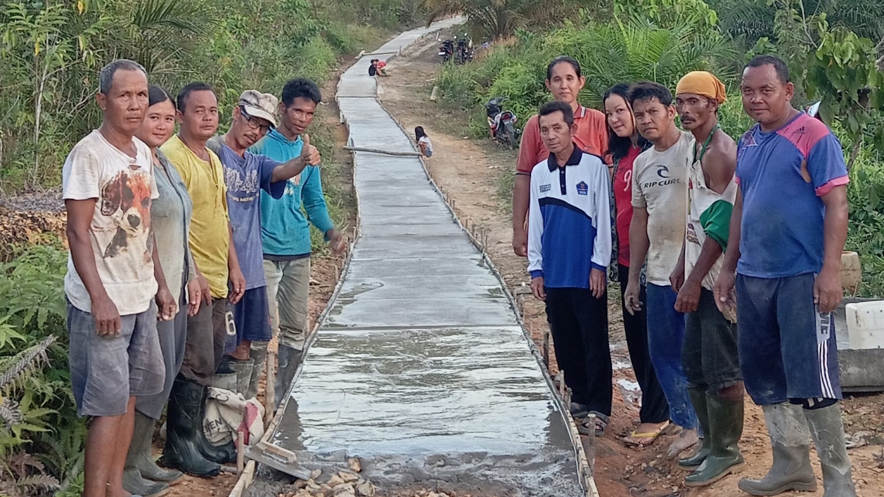 Pembangunan Jalan Rabat Beton di Desa Tamang, Kecamatan Nanga Mahap, Kabupaten Sekadau