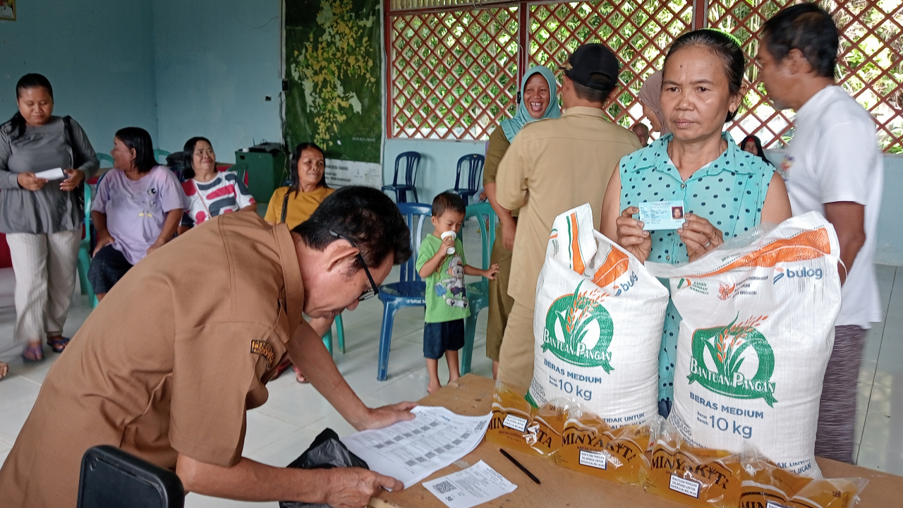 PENYALURAN BANTUAN PANGAN NON TUNAI DI DESA TAMANG
