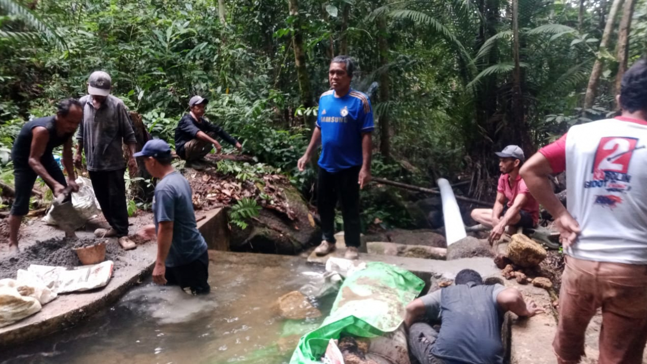 Gotong Royong Pemasangan Pipanisasi Air Bersih di Dusun Karya Bersama