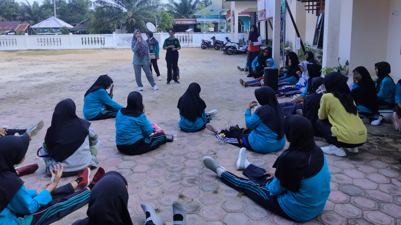 Sosialisasi Bank Sampah di Desa Sabuai oleh Dinas Lingkungan Hidup Kotawaringin Barat