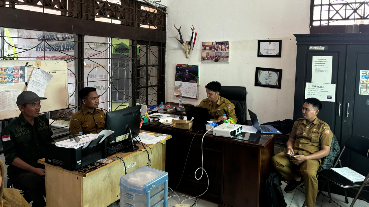 Sekretaris Desa dan Kaur Keuangan Ikuti Posting APBDes 2025 di Kecamatan Kumai