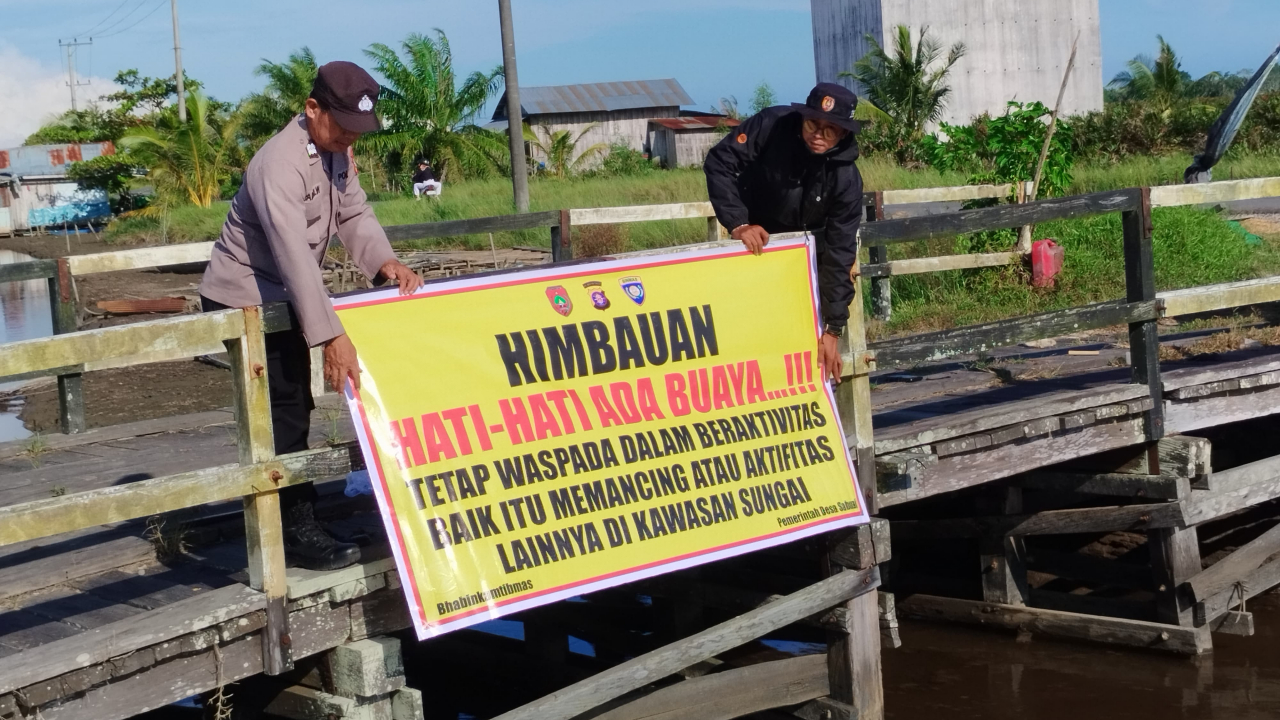 Bhabinkamtibmas dan Pemerintah Desa Sabuai Pasang Spanduk Himbauan di Kawasan Rawan Buaya