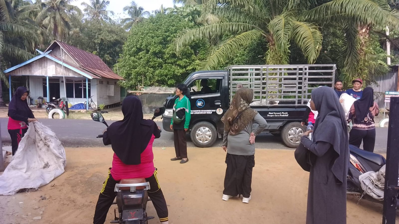DLH Kobar Timbang Sampah di Bank Sampah Sabuai Bugar
