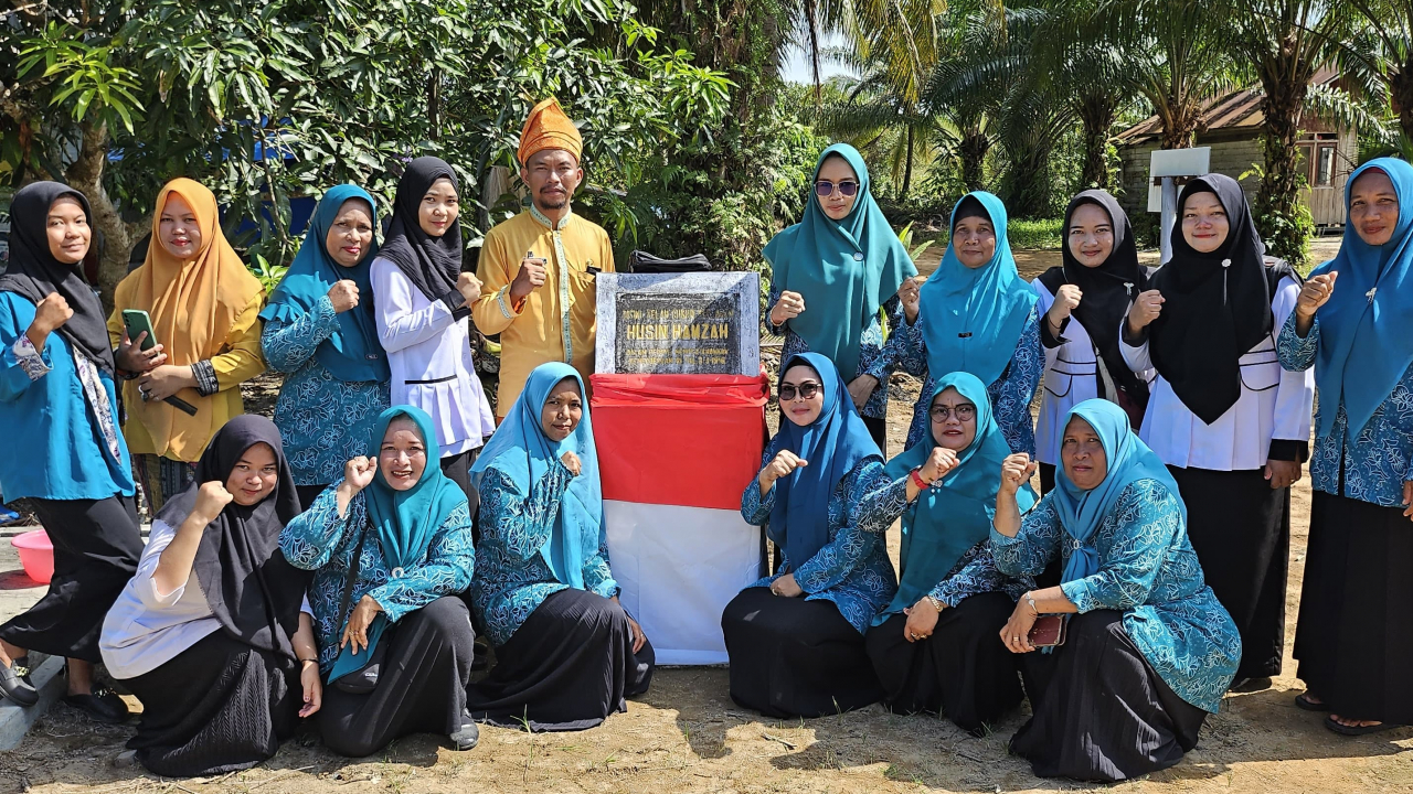 Peringatan Hari Pahlawan : Tabur Bunga di Makam Husin Hamzah Desa Sabuai