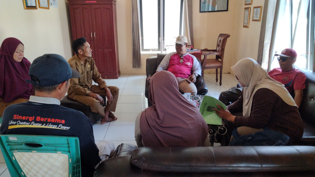 Kunjungan Dinas Pertanian Terkait Pengambilan Spesimen Hewan Ternak di Desa Sabuai