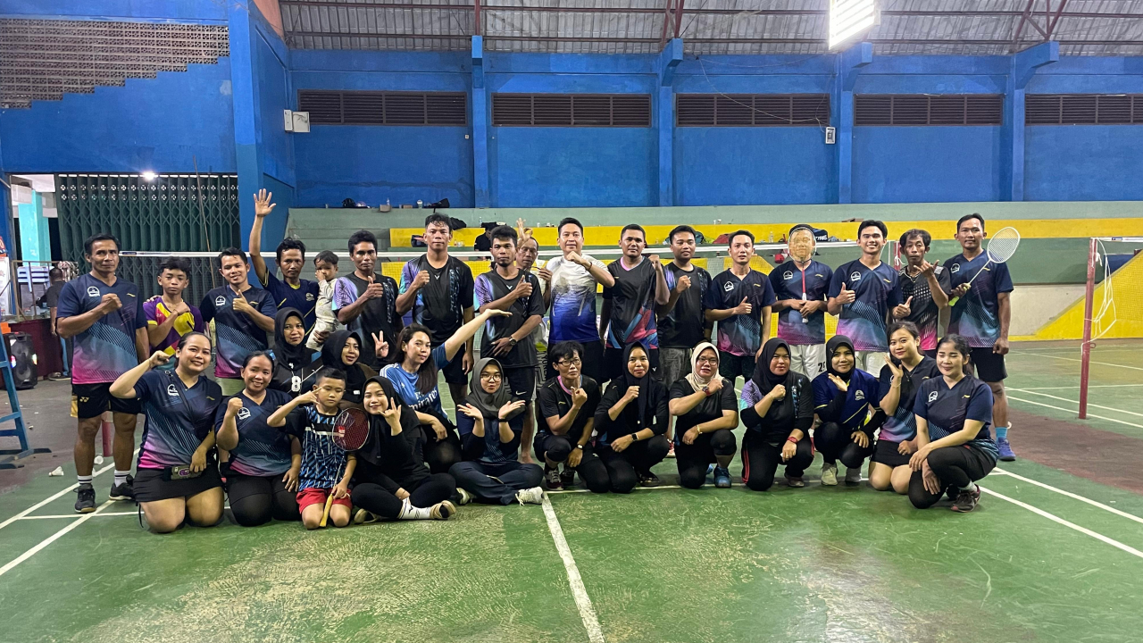 Merajut Kebersamaan dan Sportivitas: PB Desa Sabuai Sparing Badminton ke Kabupaten Lamandau