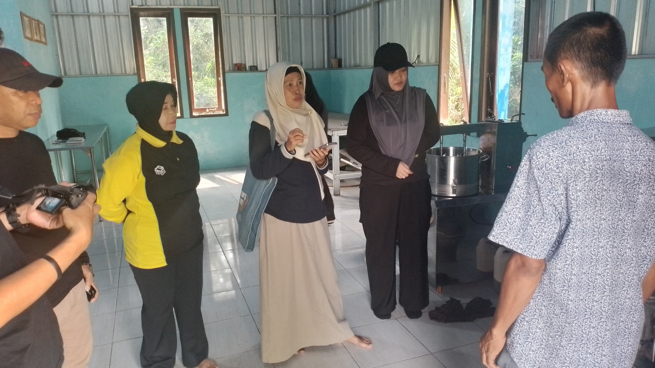 Kunjungan DPMPTSP Kotawaringin Barat ke Rumah Produksi Gula Nipah di Desa Sabuai