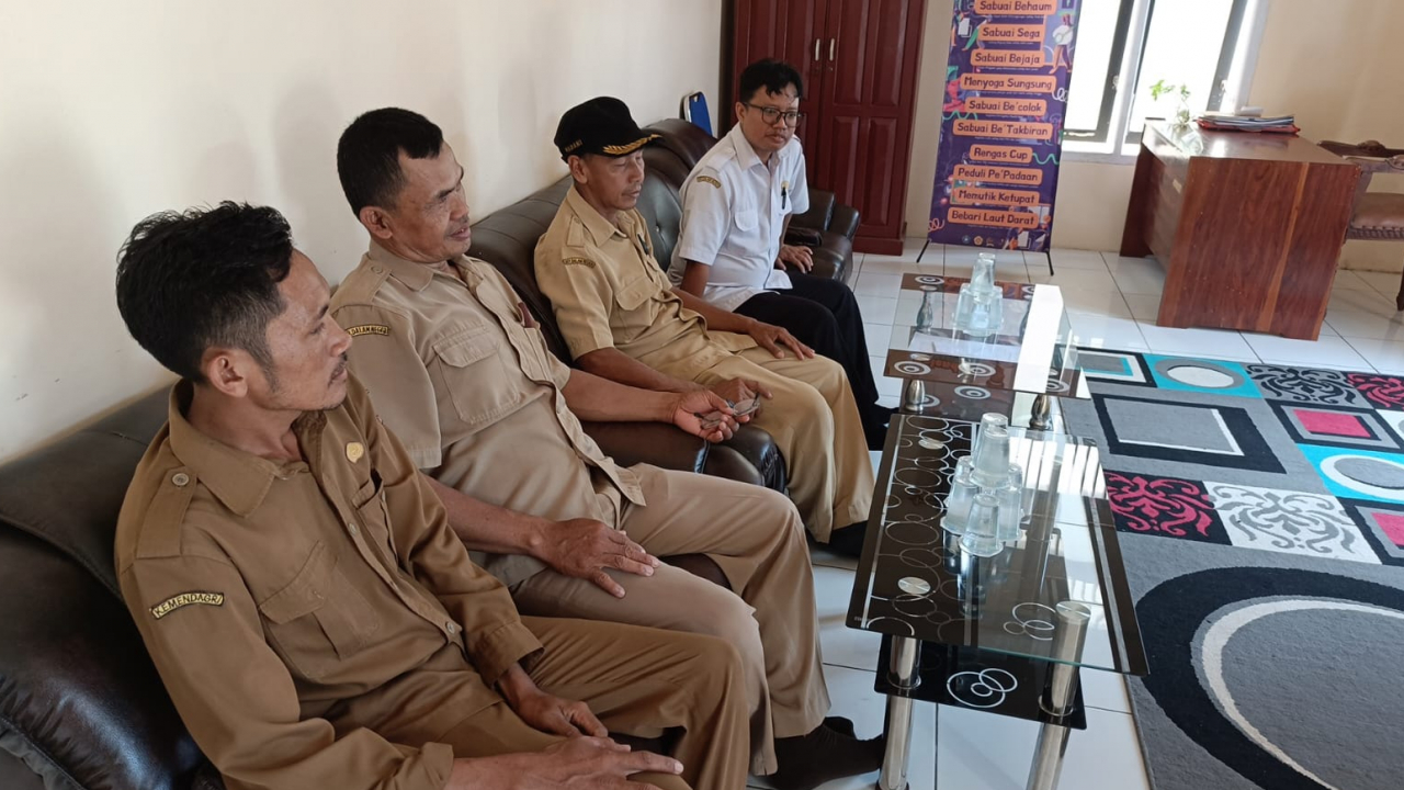 Dinas Pertanian Dukung Pengembangan Peternakan di Desa Sabuai dengan Penyaluran Bibit Rumput Sapi Berkualitas