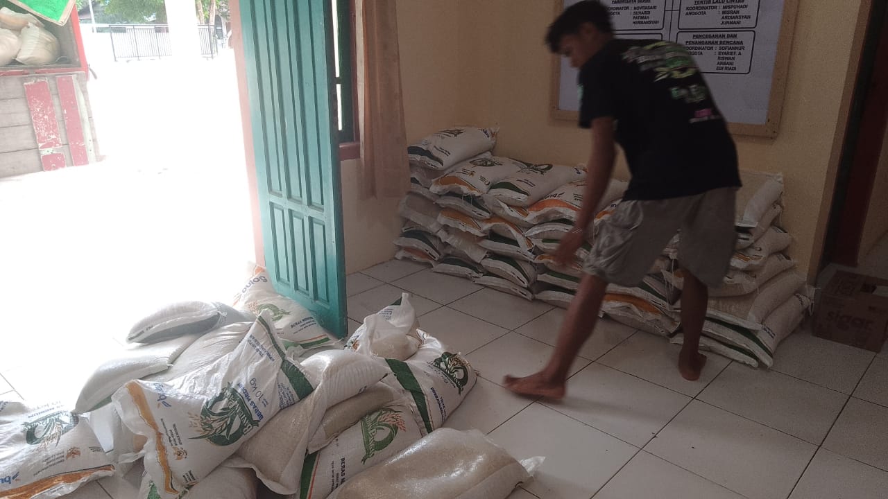 Distribusi Beras PKH BPNT Sabuai Lancar