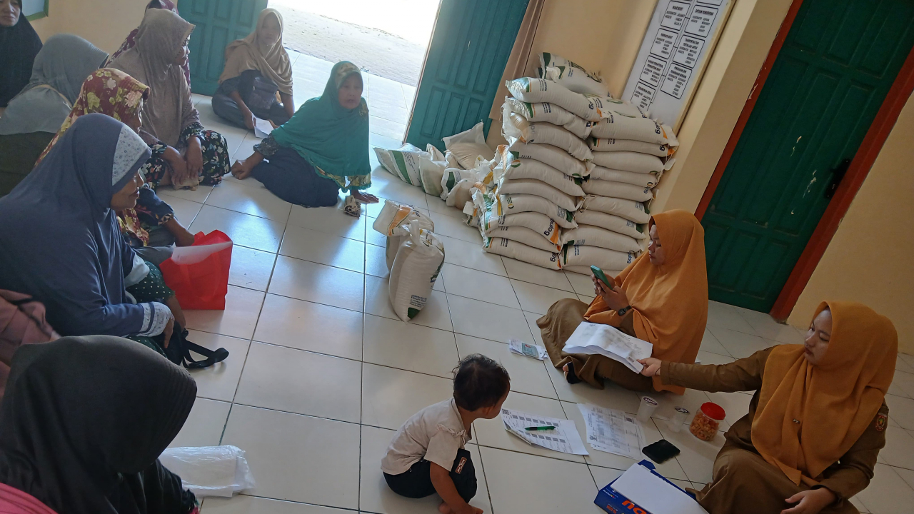Penyaluran Beras Desa Sabuai: Bantu KPM PKH & BPNT
