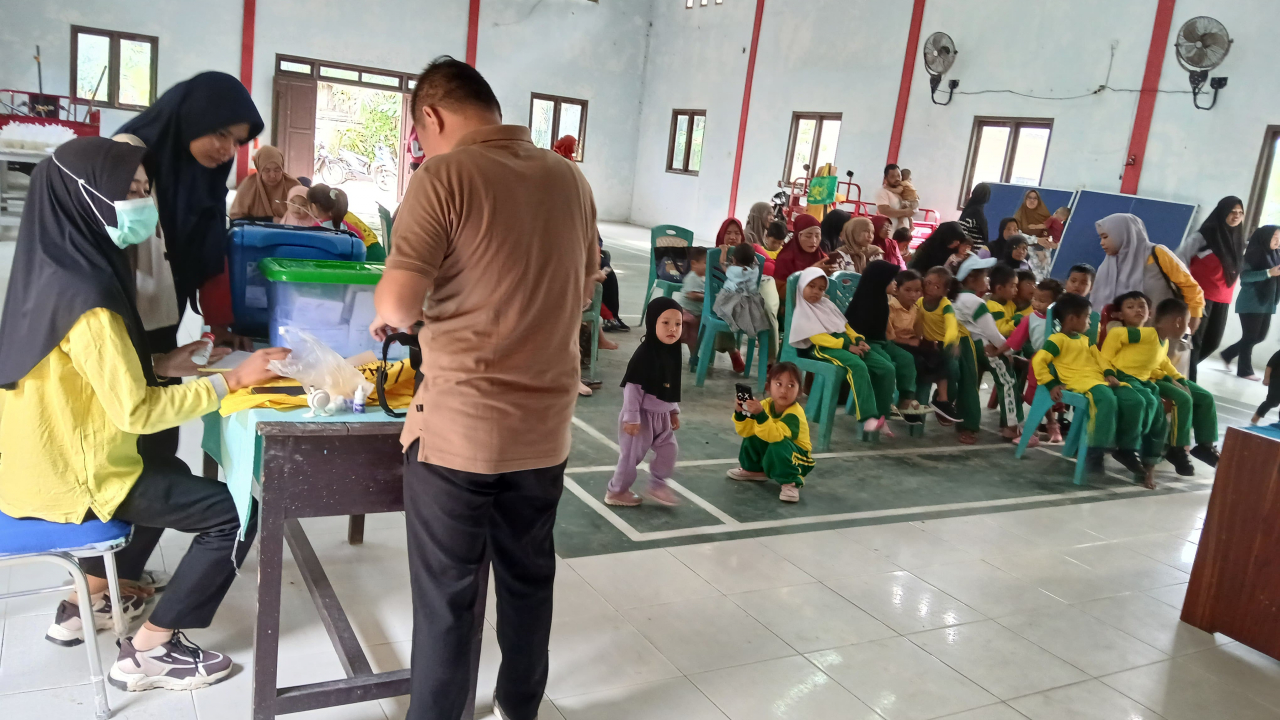 Pemberian PIN Polio Tahap Kedua di Desa Sabuai