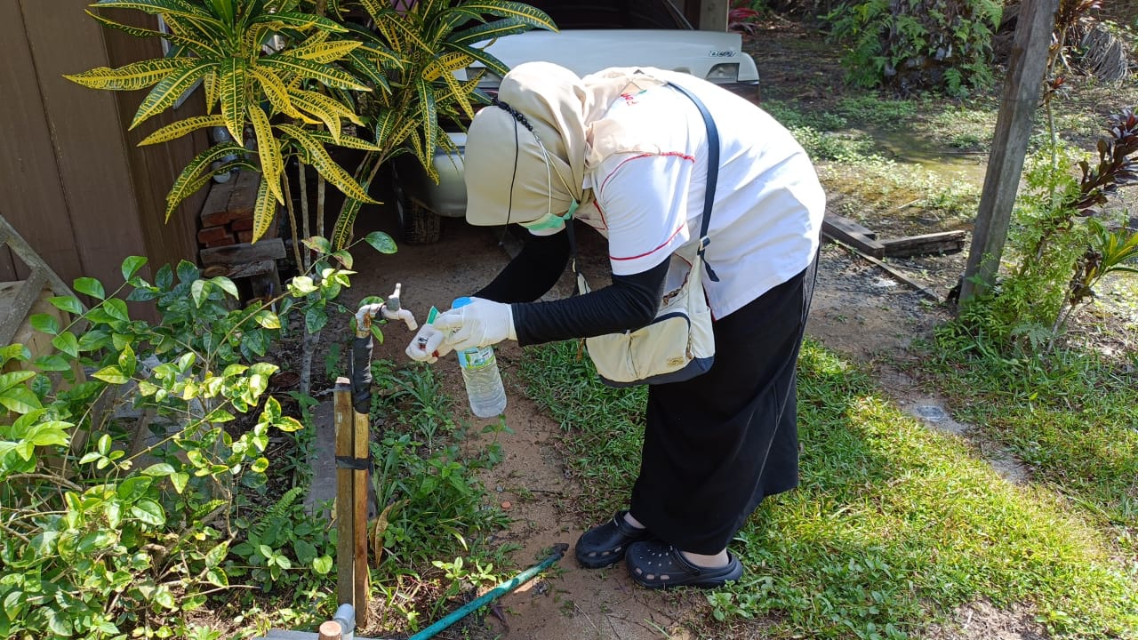 Pemeriksaan Air Bersih di Desa Sabuai oleh Petugas Puskesmas Teluk Bogam