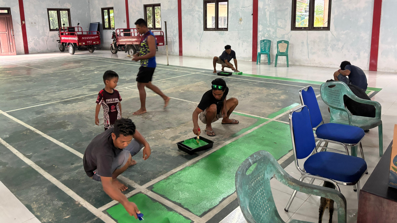 Gotong Royong Lapangan Bulu Tangkis Sambut HUT RI