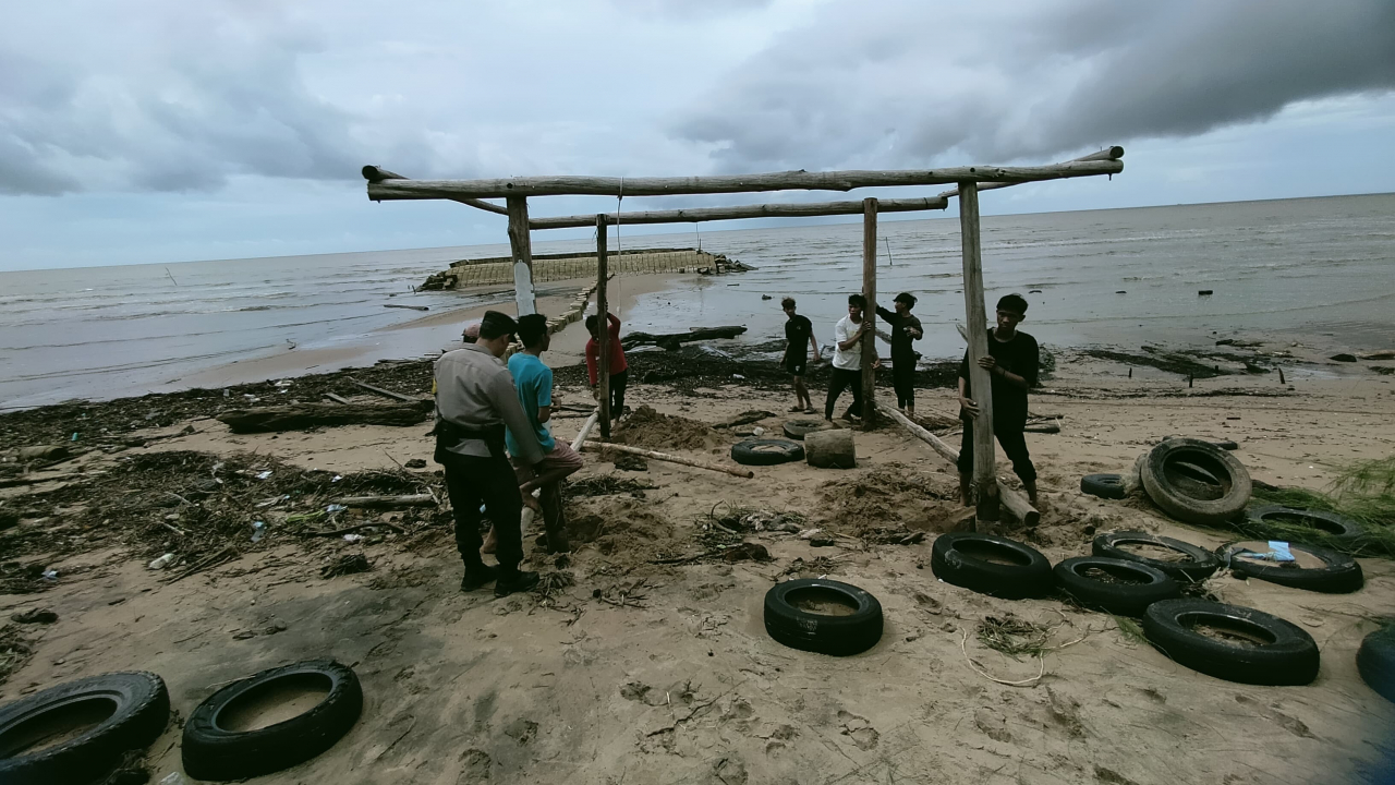 Evakuasi Bangunan Wisata di Pantai Sabuai Akibat Banjir Rob