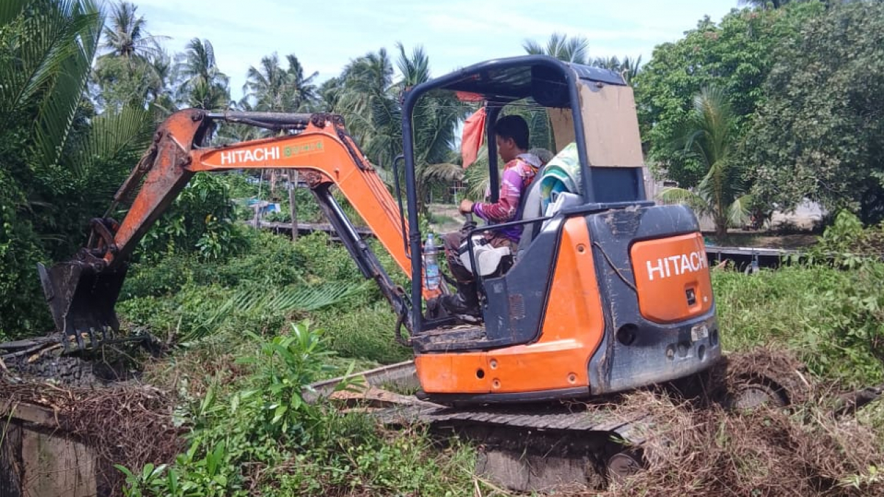 Normalisasi Saluran di Desa Sabuai, Antisipasi Banjir Rob