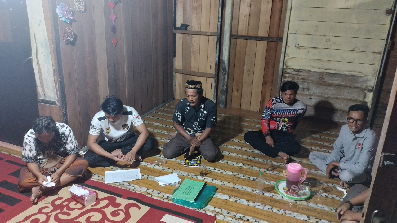 Rapat Rutin Lingkungan RT. 006 di Desa Sabuai