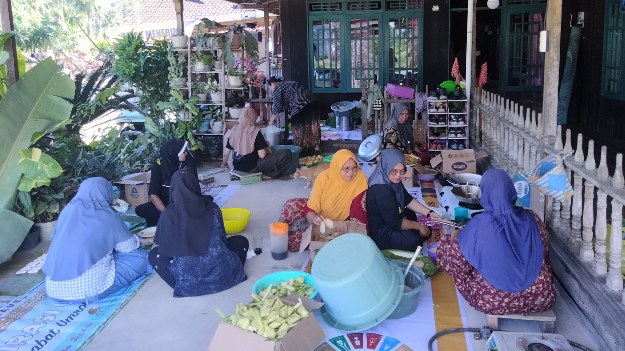 Gotong Royong Ibu Desa Sabuai Sukseskan Bebari Laut Darat