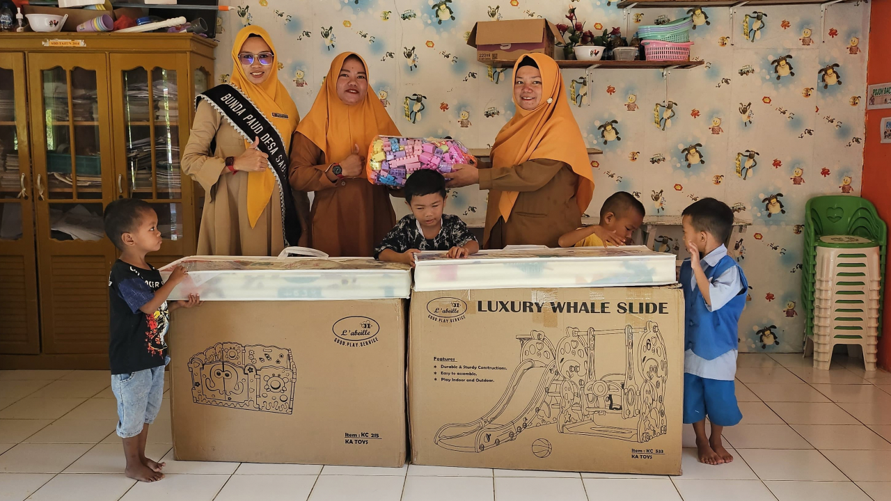 Peningkatan Mutu Pendidikan Anak Usia Dini di Desa Sabuai melalui Penyerahan Alat Bermain Edukatif