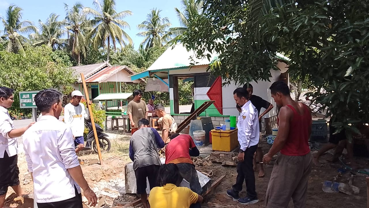 Pemugaran Makam Pahlawan Husin Hamzah di Desa Sabuai