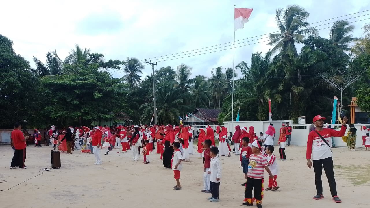 Jalan Sehat Meriahkan HUT RI di Desa Sabuai