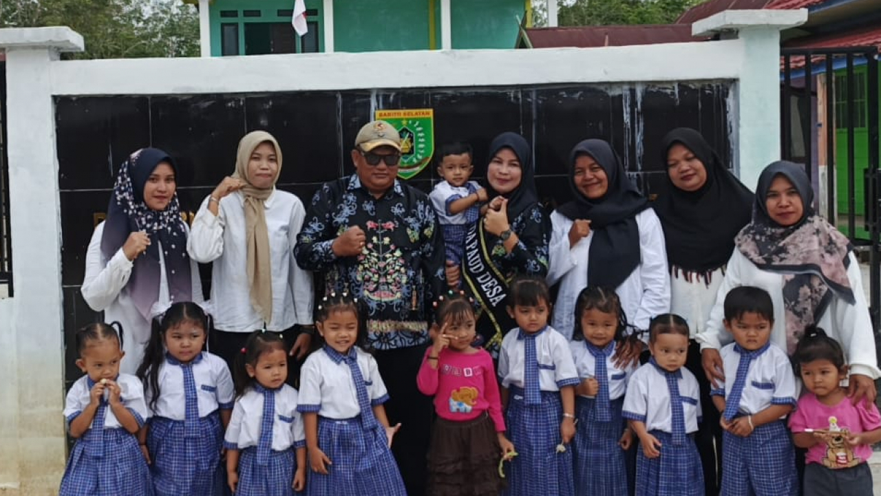"Bunda PAUD Lailatul Rida dan Kades Fatli Dukung Kurikulum Merdeka di TKB An-Nur dengan Pemberian Makanan Tambahan"