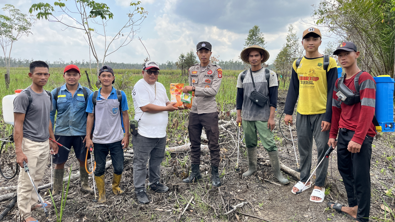 KEPALA DESA JANGGI BERSAMA BHABINKAMTIBMAS TINJAU LAHAN UNTUK PROGRAM PENANAMAN JAGUNG