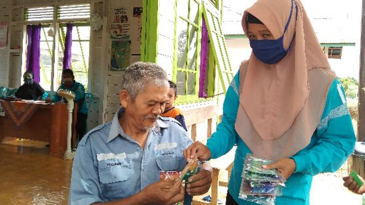 Pembagian Masker di Posyandu Desa Sei Liju Barito Utara