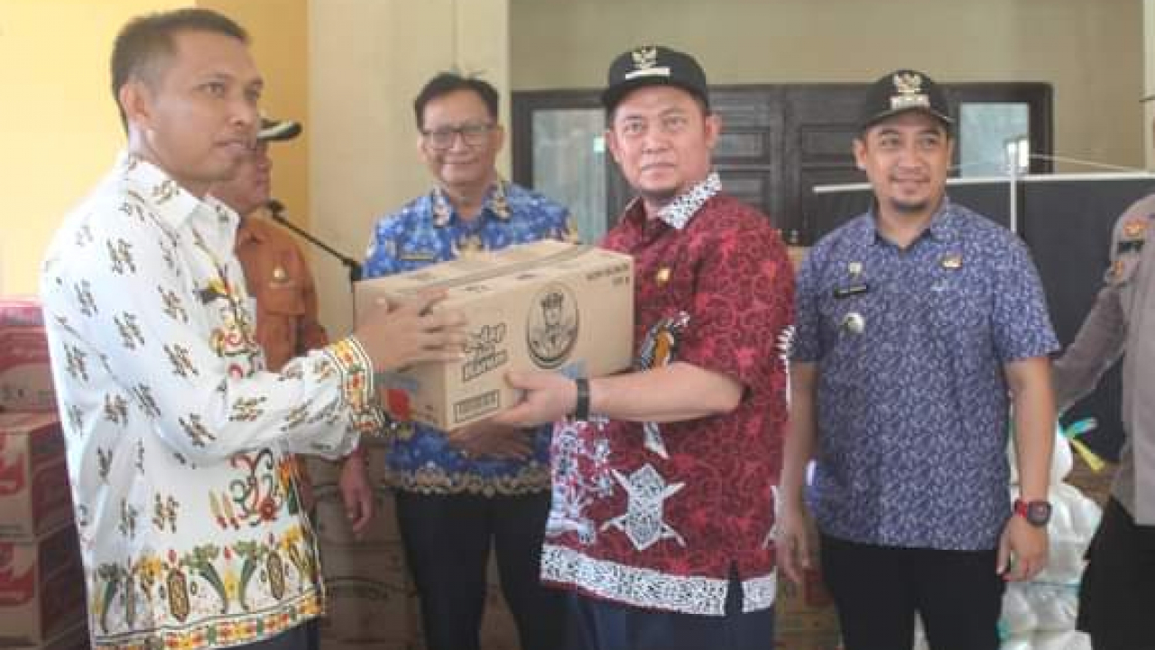 Penyerahan Bantuan Banjir Oleh Pj Bupati Katingan Kepada Warga Desa Galinggang