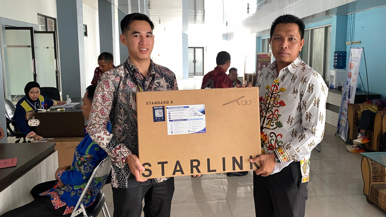 Kepala Desa Galinggang Terima Bantuan Starlink dari Gubernur Kalteng