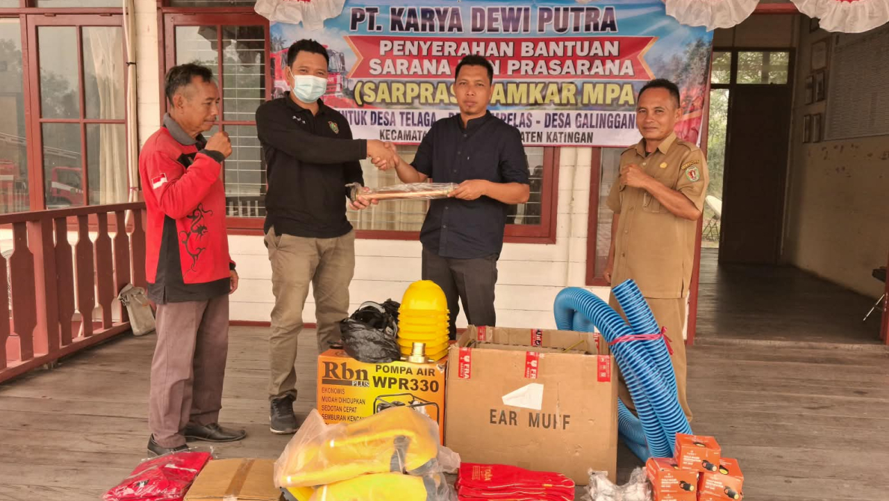 Kepala Desa Galinggang Terima Bantuan Sarpras DAMKAR MPA dari PT Karya Dewi Putra