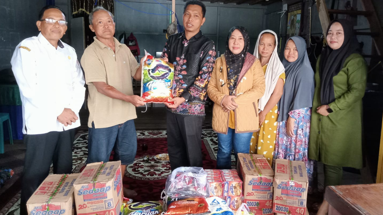 Warga Desa Tewang Kampung Terima Donasi Dari Warga Desa Galinggang