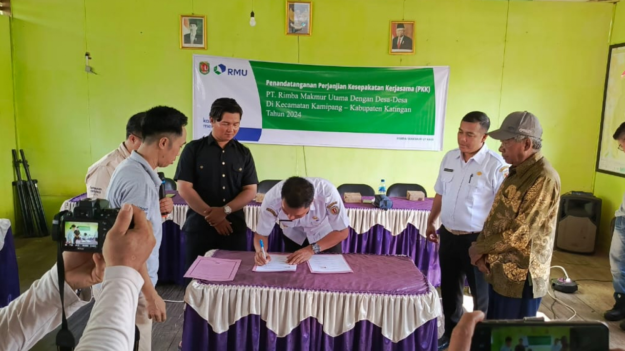 Penandatangan Perjanjian Kesepakatan Kerjasama (PKK) Antara Pemerintah Desa Galinggang Dengan PT. Rimba Makmur Utama (RMU)