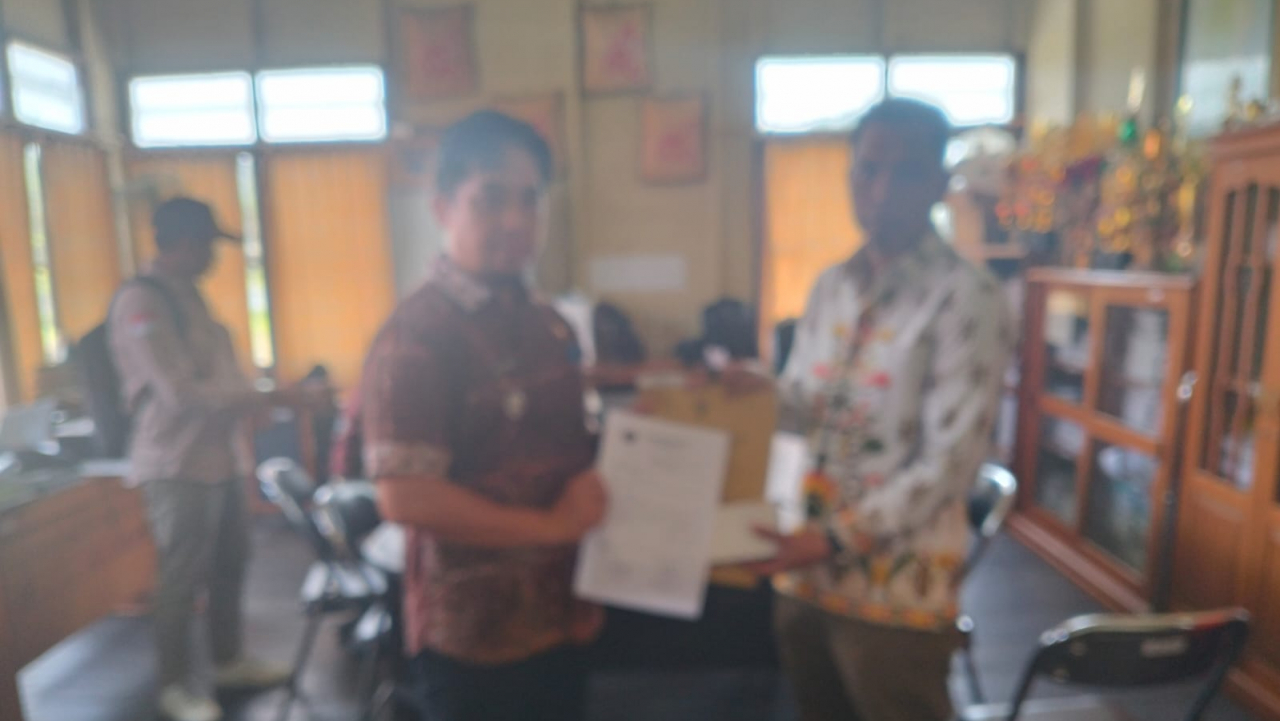 Kepala Desa Galinggang Terima Kartu Huma Betang Sejahtera (KHBS) dari Camat Kamipang