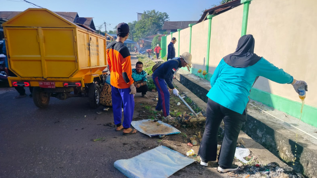 PEMDES SEMBULUH I LAKSANAKAN KEGIATAN GOTONG ROYONG